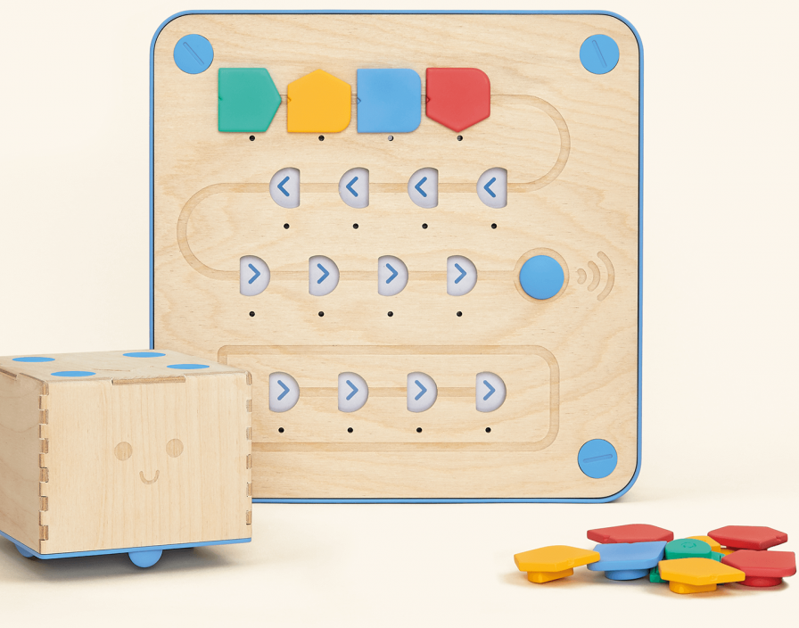 Cubetto Tiles Direction Robot. A wooden square with colorful tiles that can be moved in a maze.